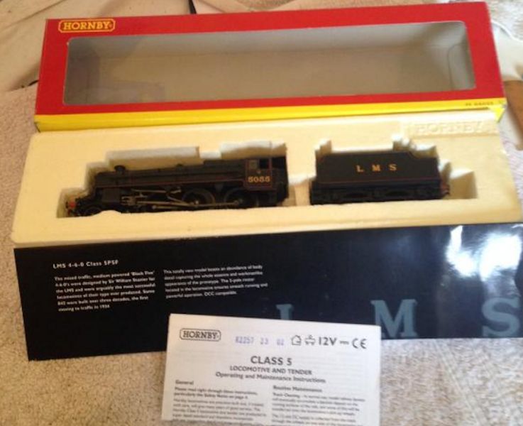 Hornby-Model-Train- LMS-Class5-Loco-and-Tender 