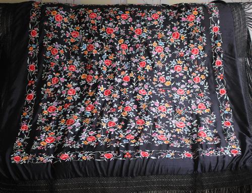 Early 19th Century Chinese Embroidered Silk Piano Shawl (1 of 15) Early 19th Century Chinese Embroidered Silk Piano Shawl (1 of 15)
