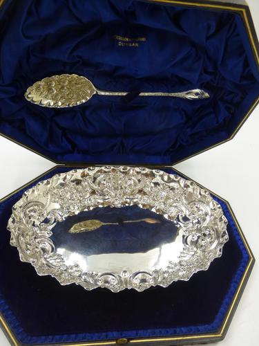 Boxed Silver Dish & Berry Spoon Set London 1901/1902 (1 of 10)