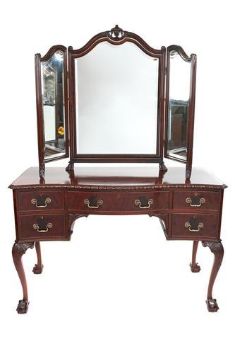 Fine Mahogany Kneehole Dressing Table in the manner of Chippendale c.1920 (1 of 6) Fine Mahogany Kneehole Dressing Table in the manner of Chippendale c.1920 (1 of 6)