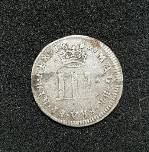 1687 James II Silver Threepence Coin Good Condition (1 of 2)