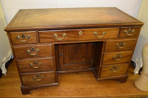 Quality Georgian Mahogany Kneehole Leather Top Desk (1 of 9) Quality Georgian Mahogany Kneehole Leather Top Desk (1 of 9)