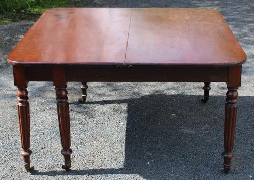 1830s Mahogany Pull-out Table with Two Leaves on Turned Legs with Castors (1 of 7) 1830s Mahogany Pull-out Table with Two Leaves on Turned Legs with Castors (1 of 7)