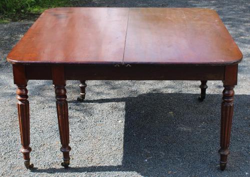 1830s Mahogany Pull-out Table with Two Leaves on Turned Legs with Castors (1 of 7)