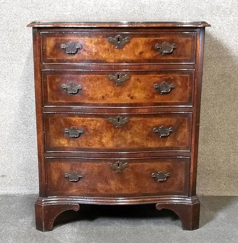 An 18th Century Style Figured Walnut Serpentine Chest of Drawers (1 of 12) An 18th Century Style Figured Walnut Serpentine Chest of Drawers (1 of 12)