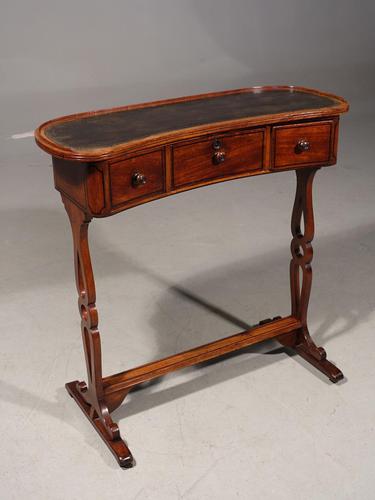 A Rare and Very Slender Early 19th Century Kidney Shaped Writing Table (1 of 4) A Rare and Very Slender Early 19th Century Kidney Shaped Writing Table (1 of 4)