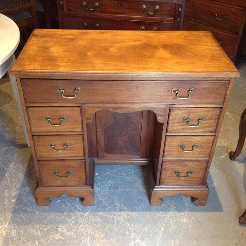 Mahogany Kneehole Desk (1 of 1) Mahogany Kneehole Desk (1 of 1)