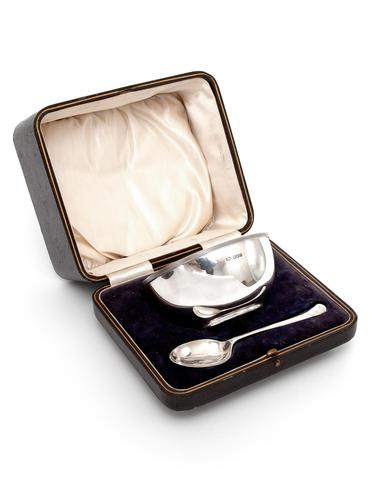 Antique Boxed Christening Set with a Plain Reeded Border Bowl & Old English Style Spoon (1 of 5)