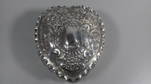 Art Nouveau silver repousse top cut glass heart vanity trinket box jar 1902 (1 of 13)