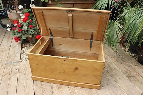 Lovely Restored Pine Blanket Box / Chest / Trunk / Coffee Table (1 of 8)