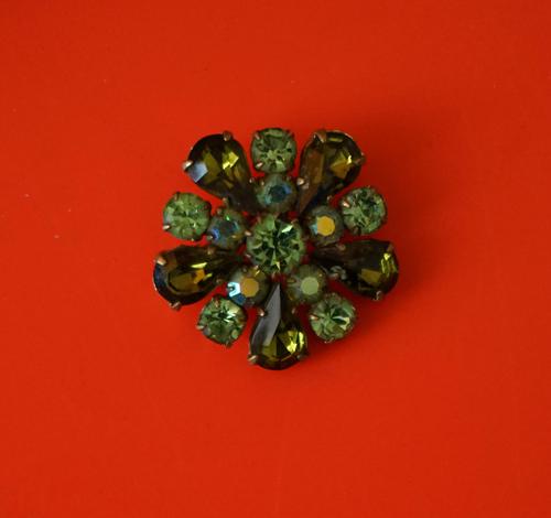 Very Pretty Vintage Small Green Stone Brooch (1 of 6)