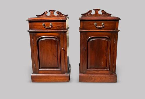 Pair of Mahogany Bedside Cabinets (1 of 5)