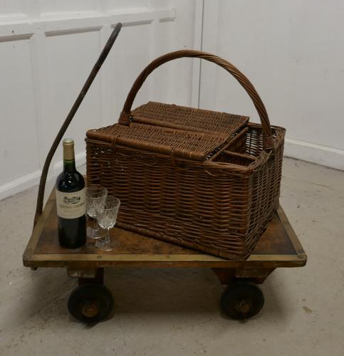 Large Wicker Picnic Basket (1 of 4) Large Wicker Picnic Basket (1 of 4)