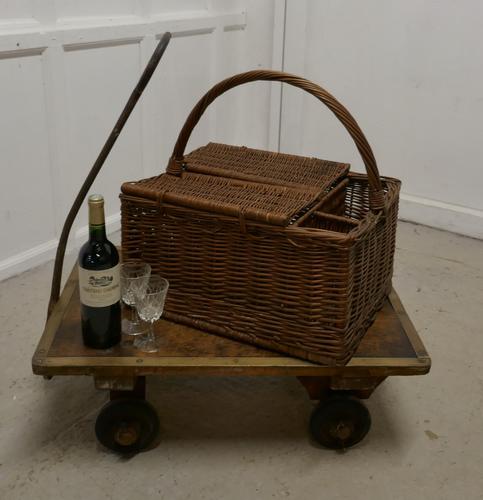 Large Wicker Picnic Basket (1 of 4)