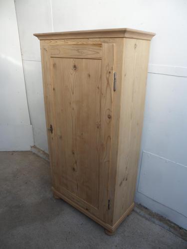 A Wide Victorian Antique/Old Pine 1 Door Linen / Storage Cupboard to Wax/Paint (1 of 8) A Wide Victorian Antique/Old Pine 1 Door Linen / Storage Cupboard to Wax/Paint (1 of 8)