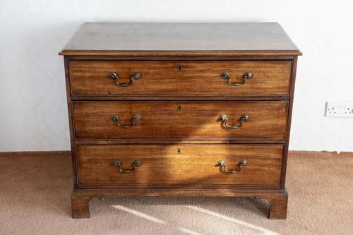 Good Georgian Mahogany Dressing Chest of Small Size (1 of 7)