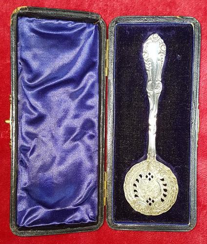 Cased Sterling Silver Sugar Sifter Spoon (1 of 5) Cased Sterling Silver Sugar Sifter Spoon (1 of 5)
