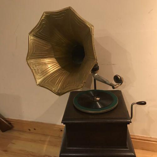 Vintage His Masters Voice Horned Gramophone (1 of 7) Vintage His Masters Voice Horned Gramophone (1 of 7)