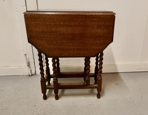 This is a Good Solid Oak Victorian Gateleg Table (1 of 7)