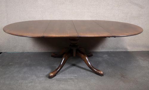 Large Reproduction Circular Oak Dining Table With Two Leaves / Seats 8 Persons (1 of 8) Large Reproduction Circular Oak Dining Table With Two Leaves / Seats 8 Persons (1 of 8)