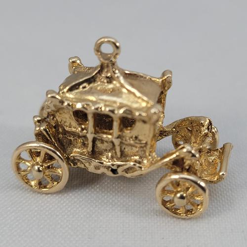 9ct Gold Queen Elizabeth 2nd Coronation Carriage Charm 4.4g (1 of 6)