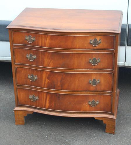 1960's Mahogany Serpentine Front Small Chest of Drawers (1 of 4)