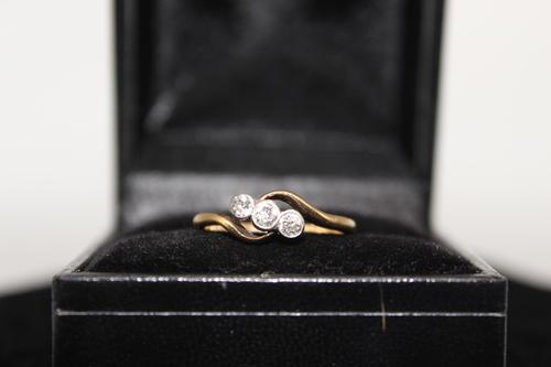 18ct Gold & Diamond Ring, size K, weighing 2.1g (1 of 6) 18ct Gold & Diamond Ring, size K, weighing 2.1g (1 of 6)