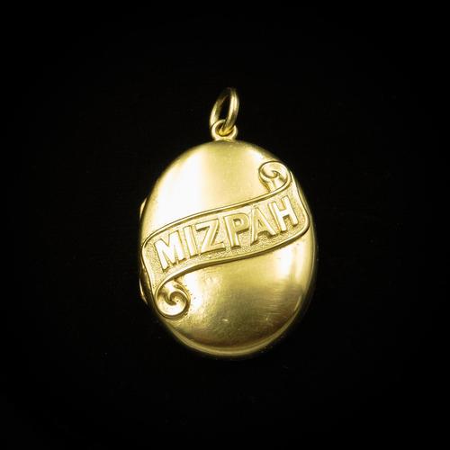 Antique Victorian Mizpah Oval Gold Gilt Photo Locket Pendant (1 of 8) Antique Victorian Mizpah Oval Gold Gilt Photo Locket Pendant (1 of 8)