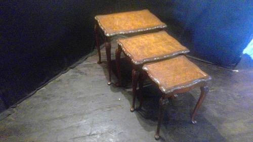 Queen Anne Style Burr Walnut Nest of Tables of fine quality (1 of 4)