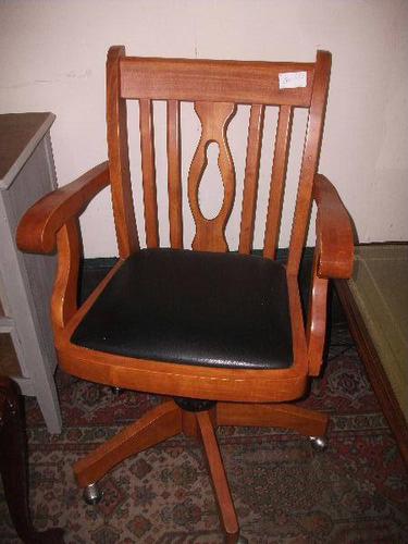 Large Swivel Office Chair (1 of 2) Large Swivel Office Chair (1 of 2)