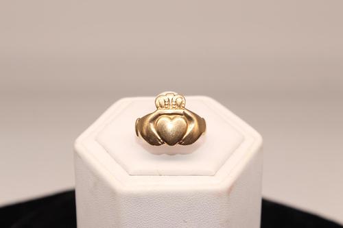 9ct Gold Ring, size R, weighing 4.1g (1 of 5)