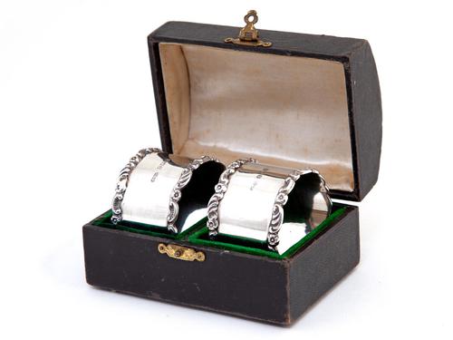 Pair of Boxed Edwardian Silver Napkin Rings with Plain Bodies and Floral and Scroll Borders (1 of 5)