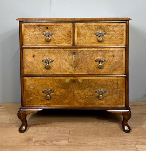 Attractive Walnut Chest of Drawers (1 of 7) Attractive Walnut Chest of Drawers (1 of 7)
