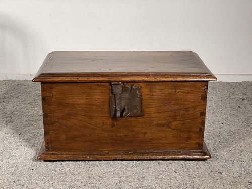 Small Spanish Walnut Chest From The 17th Century, (1 of 8) Small Spanish Walnut Chest From The 17th Century, (1 of 8)