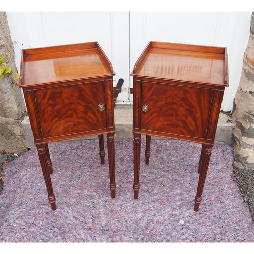Fine Pair of Gillows Style Mahogany Bedsides (1 of 7) Fine Pair of Gillows Style Mahogany Bedsides (1 of 7)