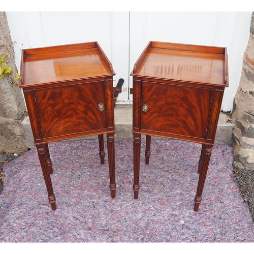 Fine Pair of Gillows Style Mahogany Bedsides (1 of 7)