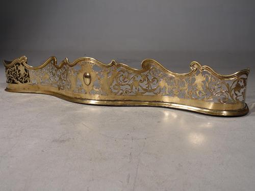Fine George III Period Serpentine Pierced Brass Fender (1 of 5) Fine George III Period Serpentine Pierced Brass Fender (1 of 5)
