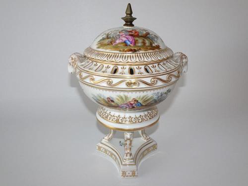Continental Potpourri Pedestal Jar & Cover (1 of 5) Continental Potpourri Pedestal Jar & Cover (1 of 5)