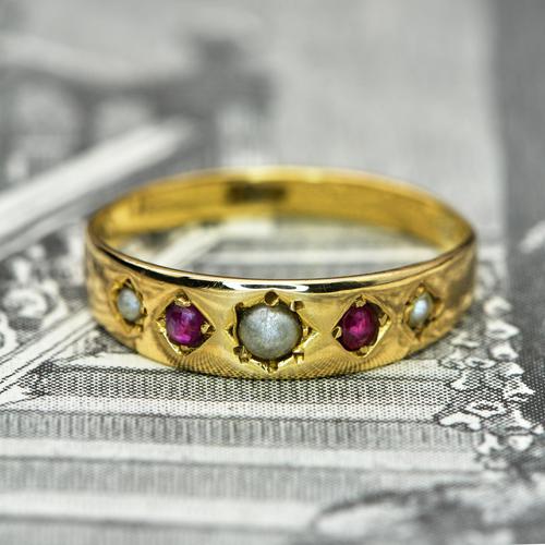 The Vintage 18ct Imitation Pearl & Coloured Gemstone Ring (1 of 6) The Vintage 18ct Imitation Pearl & Coloured Gemstone Ring (1 of 6)