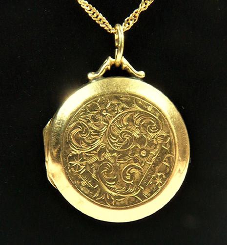 Edwardian Engraved 9ct Yellow Gold Locket Pendant (1 of 10) Edwardian Engraved 9ct Yellow Gold Locket Pendant (1 of 10)