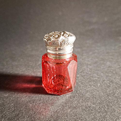 Edwardian Silver Mounted Scent Bottle (1 of 4) Edwardian Silver Mounted Scent Bottle (1 of 4)