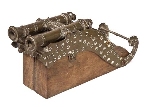 Twin Barrelled Bronze Miniature Cannon (1 of 5) Twin Barrelled Bronze Miniature Cannon (1 of 5)