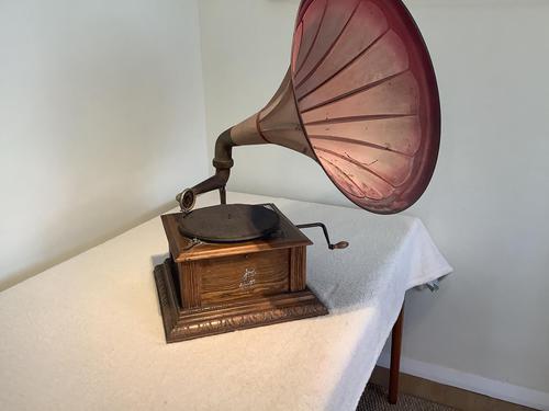 Early Windup Gramophone (1 of 5)