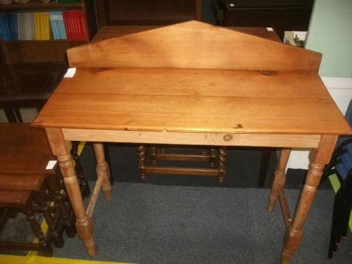 Pine Side Table - 021-1331 (1 of 2) Pine Side Table - 021-1331 (1 of 2)
