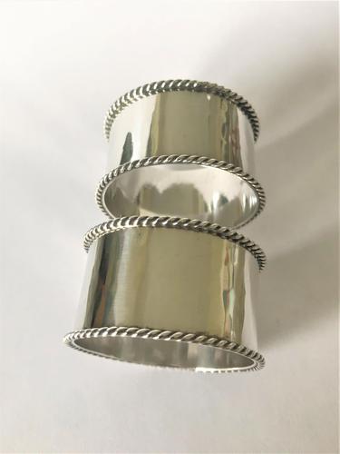 Pair of Arts & Crafts Silver Plated Napkin Rings (1 of 3) Pair of Arts & Crafts Silver Plated Napkin Rings (1 of 3)