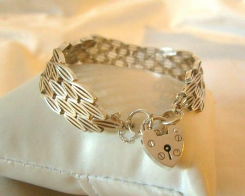 Vintage Sterling Silver Gate Bracelet 1975 Chunky Heart Padlock 7 1/2" Length 35 Grams (1 of 10)