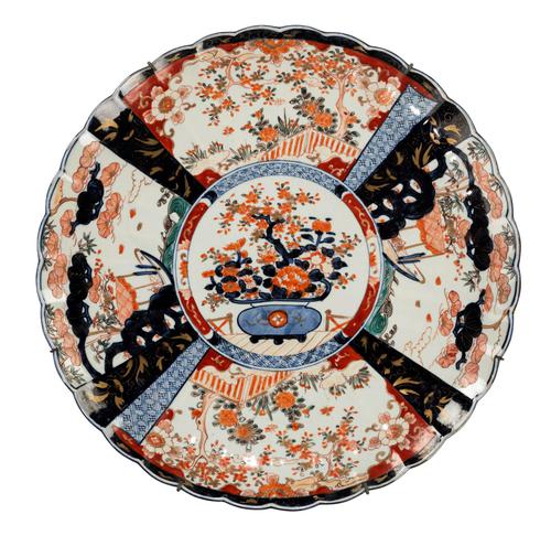 Mid 19th Century Imari Charger with Lobe Edge Decoration (1 of 4) Mid 19th Century Imari Charger with Lobe Edge Decoration (1 of 4)