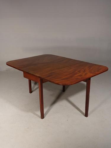 Shaped George III Period Mahogany Drop-leaf Table (1 of 7) Shaped George III Period Mahogany Drop-leaf Table (1 of 7)