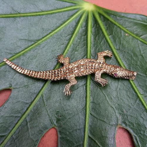 Vintage 9ct Yellow Gold Crocodile Brooch with Ruby Eyes (1 of 10)