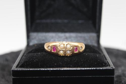 18ct Gold, Ruby & Pearl Ring, size Q, weighing 4.2g (1 of 7) 18ct Gold, Ruby & Pearl Ring, size Q, weighing 4.2g (1 of 7)